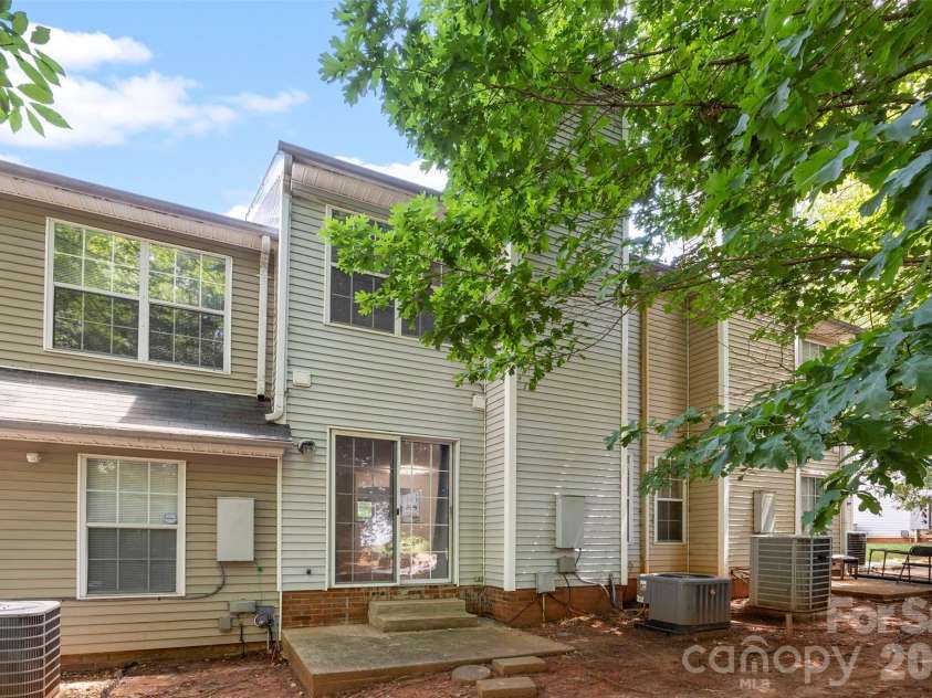 6404 Windsor Gate Lane, Charlotte, NC 28215.  MLS# CAR4401373, YatesRealty ID 35924. 