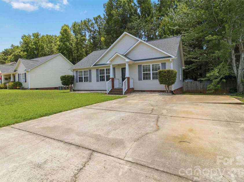 1134 Allison Bluff Trail, Rock Hill, SC 29732.  MLS# CAR4402322, YatesRealty ID 35925. 