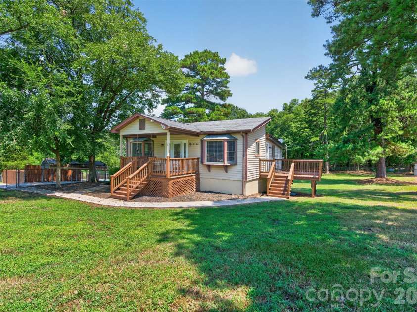 7040 Pear Tree Road, Charlotte, NC 28216.  MLS# CAR4402192, YatesRealty ID 35927. 