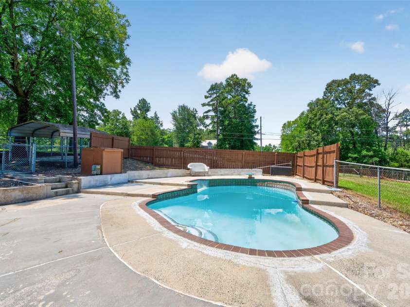 7040 Pear Tree Road, Charlotte, NC 28216.  MLS# CAR4402192, YatesRealty ID 35927. 