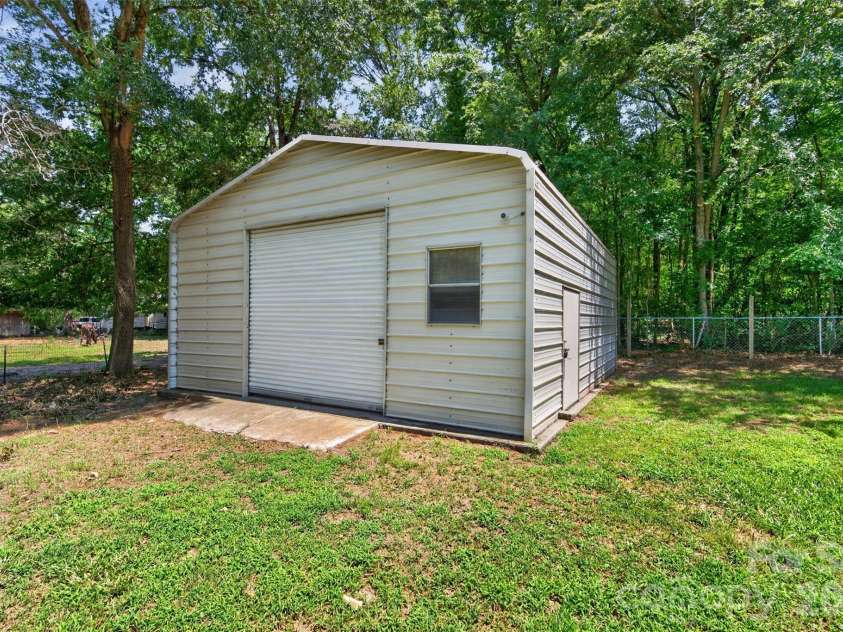 7040 Pear Tree Road, Charlotte, NC 28216.  MLS# CAR4402192, YatesRealty ID 35927. 