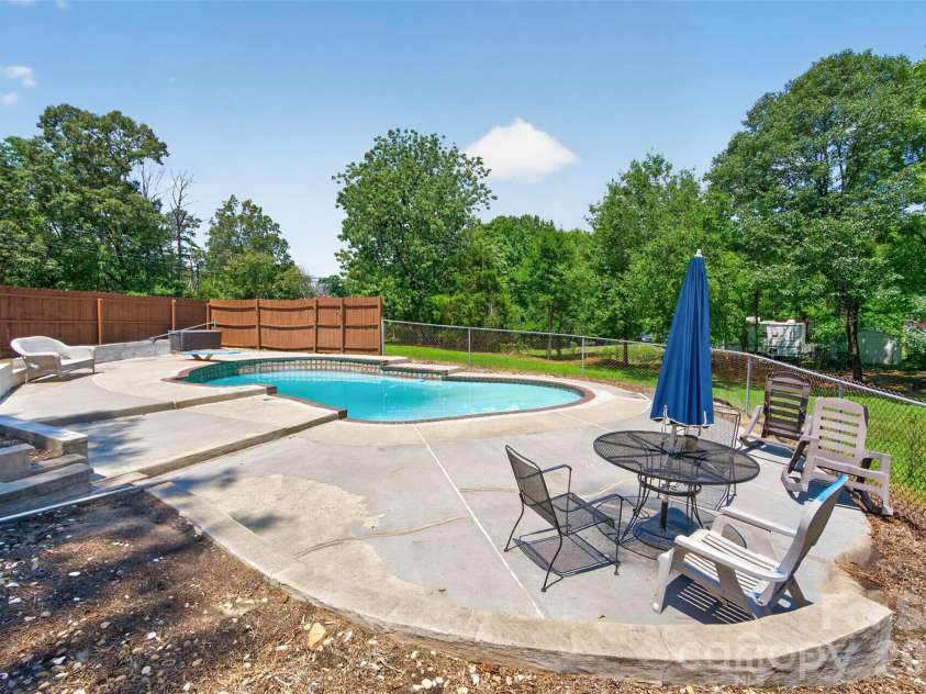 7040 Pear Tree Road, Charlotte, NC 28216.  MLS# CAR4402192, YatesRealty ID 35927. 
