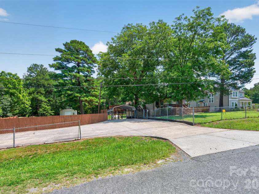 7040 Pear Tree Road, Charlotte, NC 28216.  MLS# CAR4402192, YatesRealty ID 35927. 