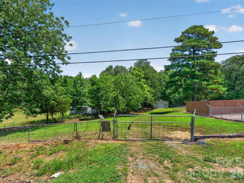 7040 Pear Tree Road, Charlotte, NC 28216.  MLS# CAR4402192, YatesRealty ID 35927. 