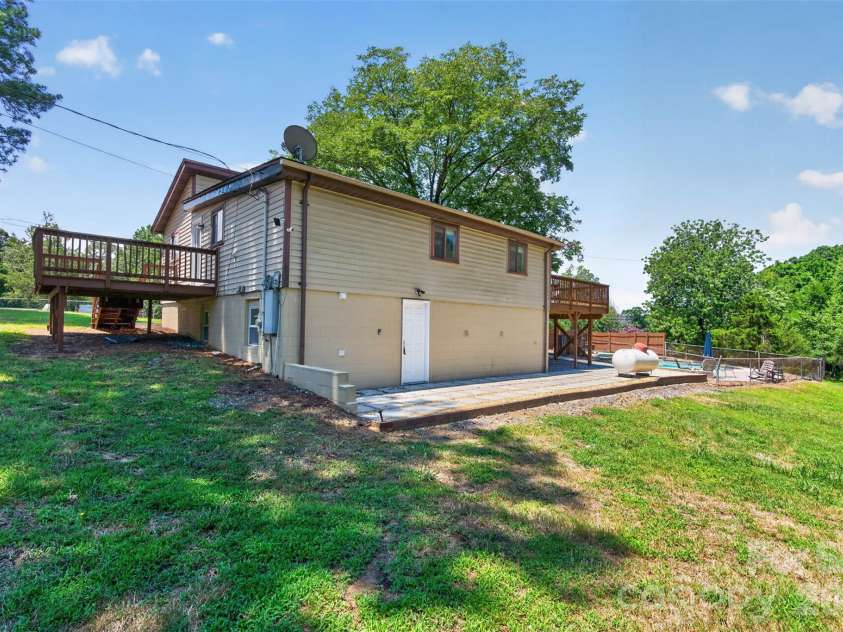 7040 Pear Tree Road, Charlotte, NC 28216.  MLS# CAR4402192, YatesRealty ID 35927. 