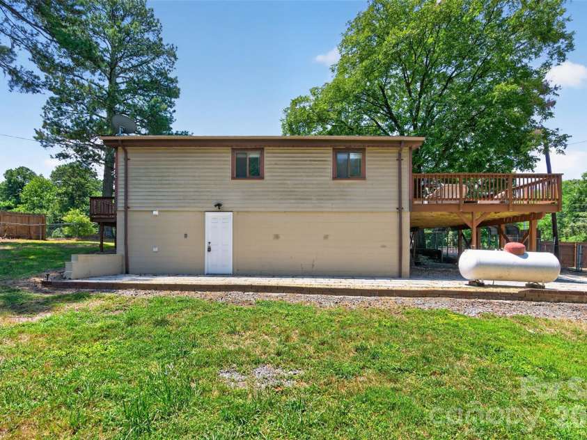 7040 Pear Tree Road, Charlotte, NC 28216.  MLS# CAR4402192, YatesRealty ID 35927. 