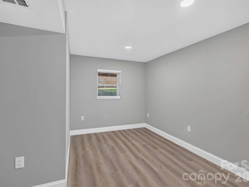 7040 Pear Tree Road, Charlotte, NC 28216.  MLS# CAR4402192, YatesRealty ID 35927. 