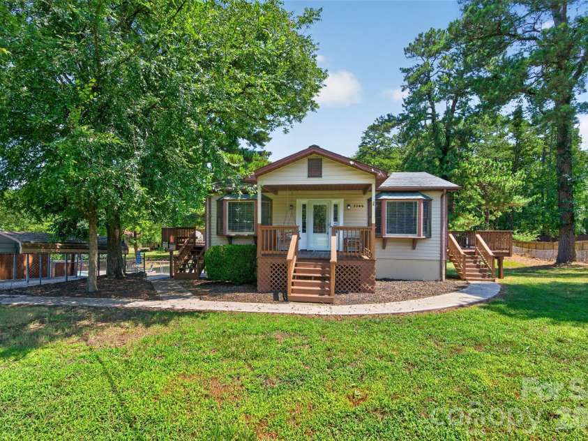 7040 Pear Tree Road, Charlotte, NC 28216.  MLS# CAR4402192, YatesRealty ID 35927. 