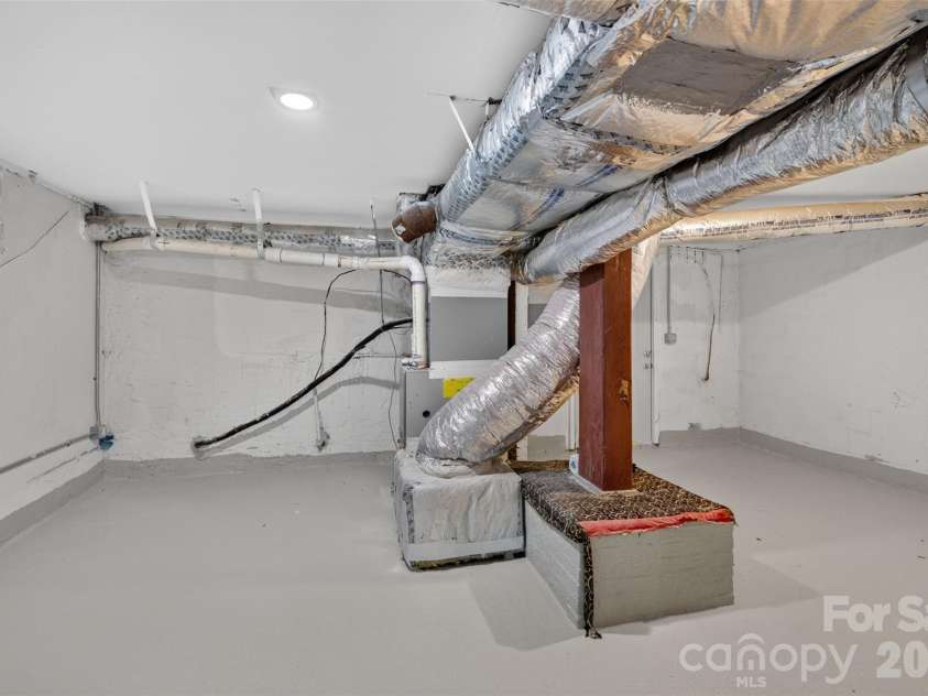 7040 Pear Tree Road, Charlotte, NC 28216.  MLS# CAR4402192, YatesRealty ID 35927. 