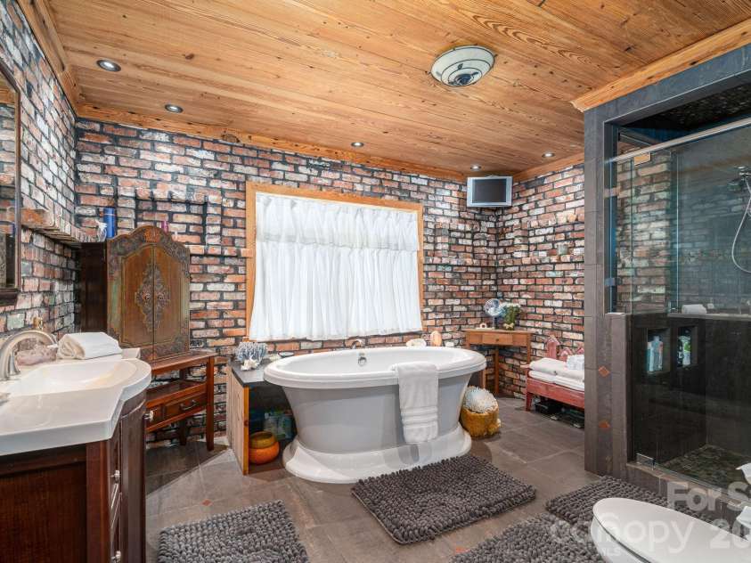 120 Wiggins Lane, Kings Mountain, NC 28086.  MLS# CAR4402051, YatesRealty ID 35928. Primary bath