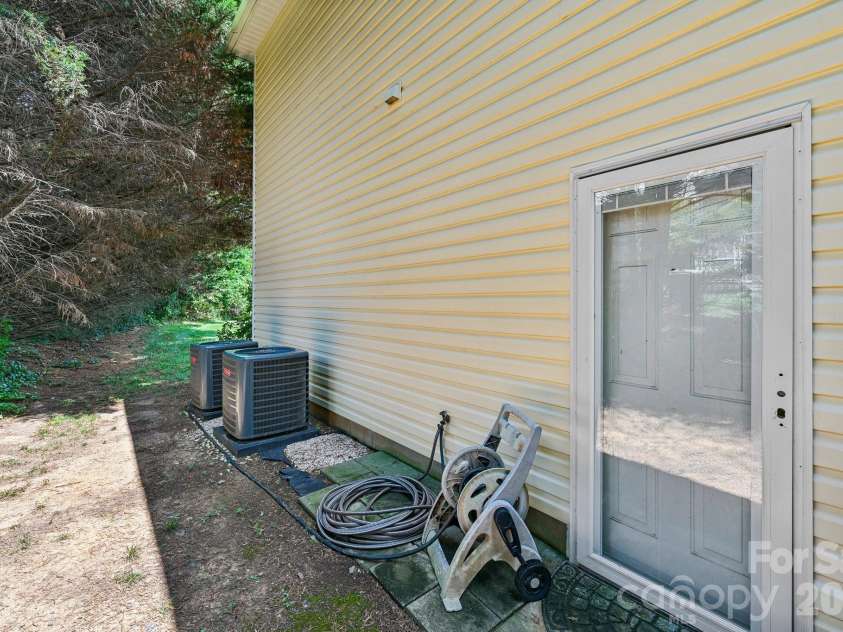 4008 Cascade Drive, Gastonia, NC 28056.  MLS# CAR4401918, YatesRealty ID 35929. 