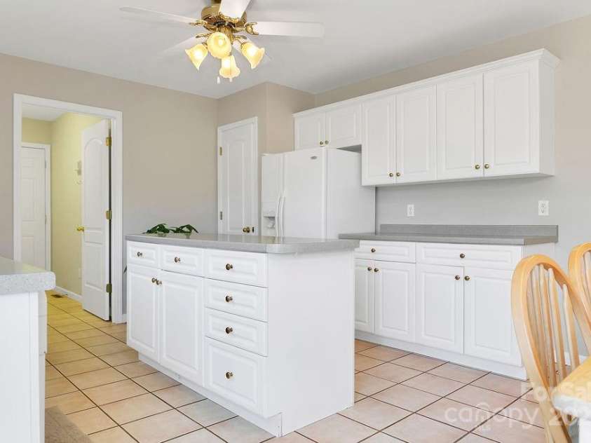 43 Redden Road, Hendersonville, NC 28739.  MLS# CAR4330221, YatesRealty ID 3593. Beautiful Kitchen