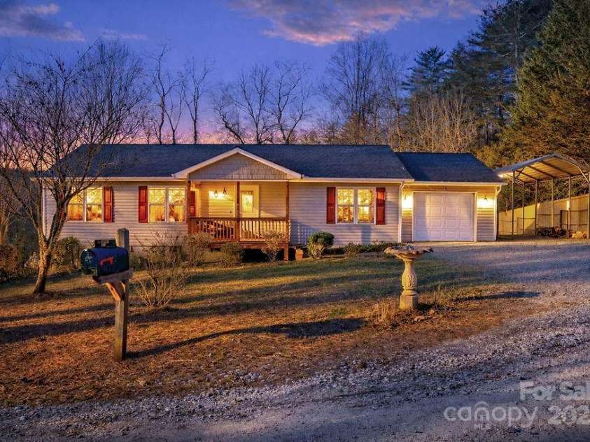 43 Redden Road, Hendersonville, NC 28739.  MLS# CAR4330221, YatesRealty ID 3593. Lovely Setting