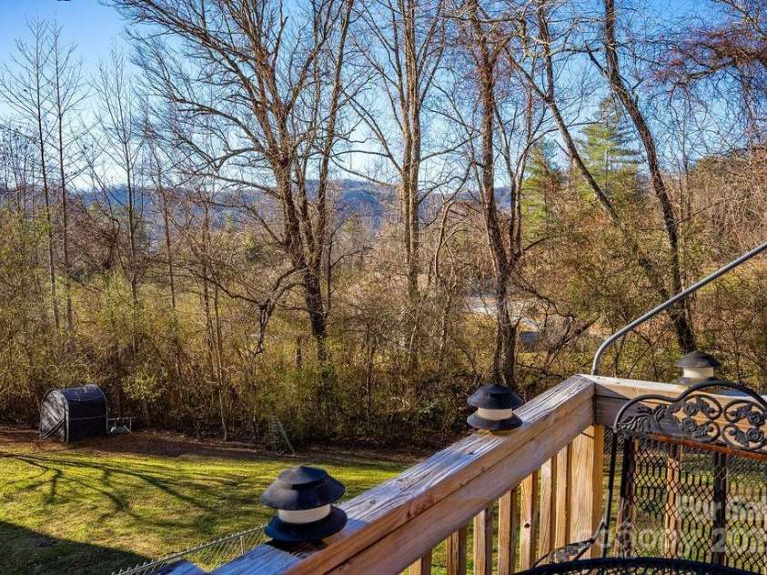 43 Redden Road, Hendersonville, NC 28739.  MLS# CAR4330221, YatesRealty ID 3593. Mountain View