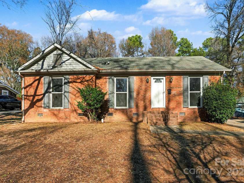 7125 Covecreek Drive, Charlotte, NC 28215.  MLS# CAR4330869, YatesRealty ID 3593. 