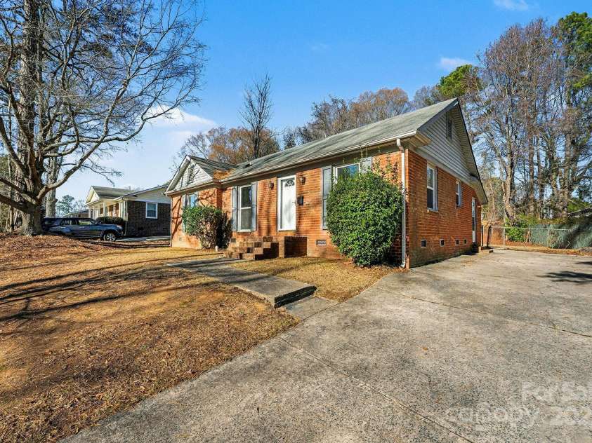 7125 Covecreek Drive, Charlotte, NC 28215.  MLS# CAR4330869, YatesRealty ID 3593. 