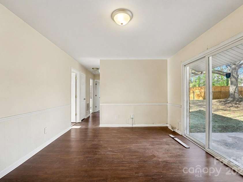 7125 Covecreek Drive, Charlotte, NC 28215.  MLS# CAR4330869, YatesRealty ID 3593. 