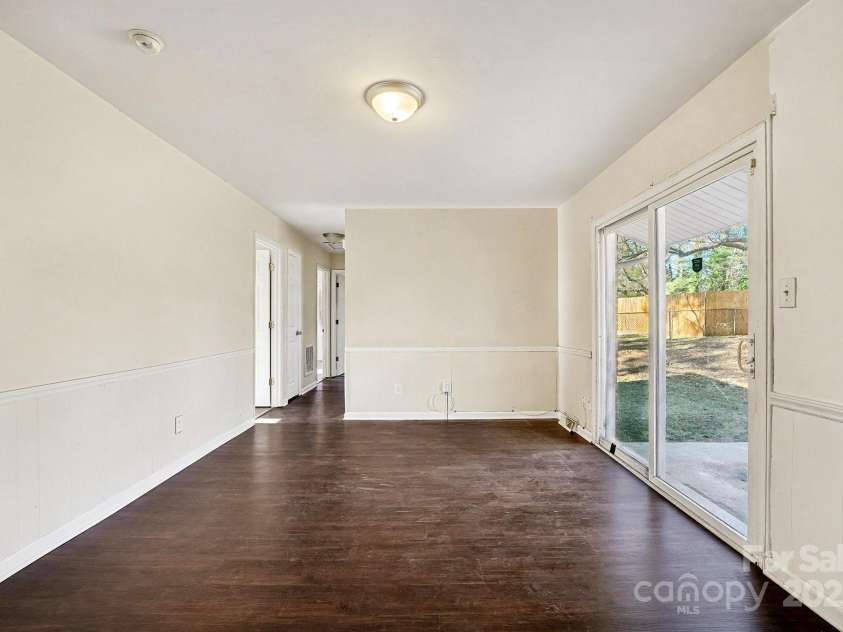 7125 Covecreek Drive, Charlotte, NC 28215.  MLS# CAR4330869, YatesRealty ID 3593. 