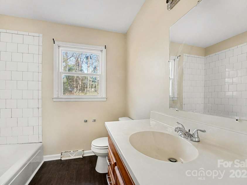 7125 Covecreek Drive, Charlotte, NC 28215.  MLS# CAR4330869, YatesRealty ID 3593. 