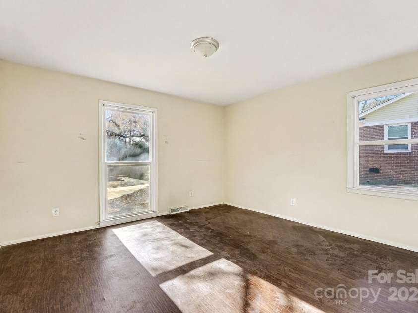 7125 Covecreek Drive, Charlotte, NC 28215.  MLS# CAR4330869, YatesRealty ID 3593. 