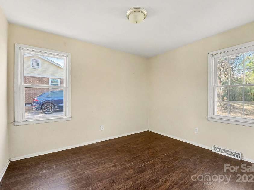 7125 Covecreek Drive, Charlotte, NC 28215.  MLS# CAR4330869, YatesRealty ID 3593. 