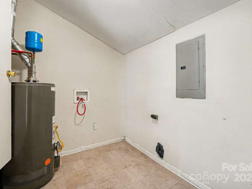 7125 Covecreek Drive, Charlotte, NC 28215.  MLS# CAR4330869, YatesRealty ID 3593. 