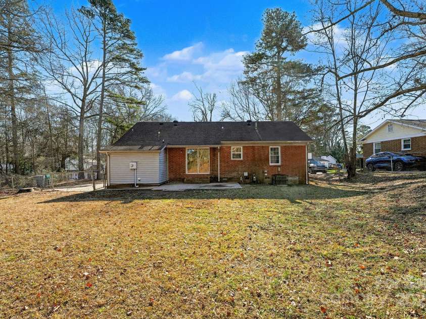 7125 Covecreek Drive, Charlotte, NC 28215.  MLS# CAR4330869, YatesRealty ID 3593. 