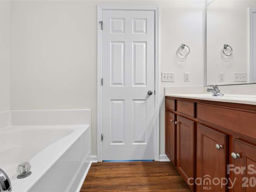 4711 Craigmoss Lane, Charlotte, NC 28278.  MLS# CAR4400112, YatesRealty ID 35930. 