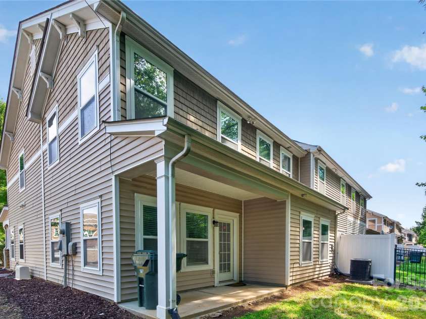4711 Craigmoss Lane, Charlotte, NC 28278.  MLS# CAR4400112, YatesRealty ID 35930. 