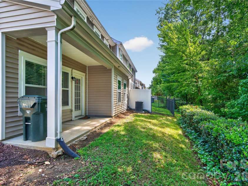 4711 Craigmoss Lane, Charlotte, NC 28278.  MLS# CAR4400112, YatesRealty ID 35930. Back patio