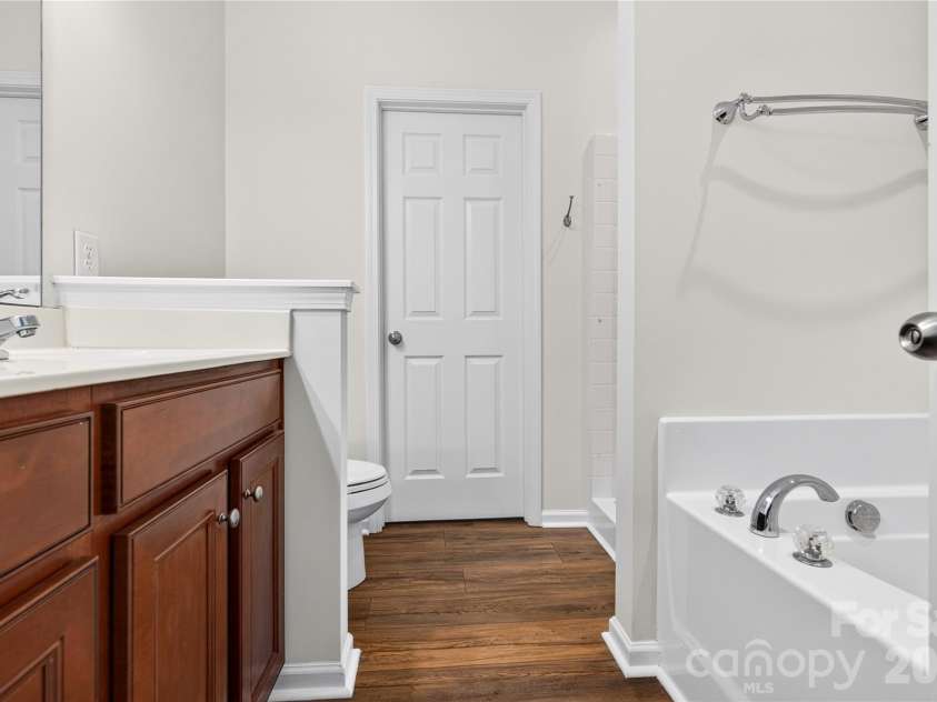 4711 Craigmoss Lane, Charlotte, NC 28278.  MLS# CAR4400112, YatesRealty ID 35930. Master bath