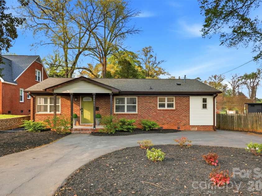 1642 Washington Avenue, Charlotte, NC 28216.  MLS# CAR4402239, YatesRealty ID 35936. 
