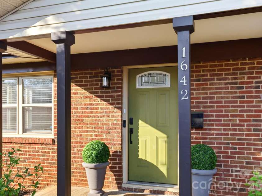 1642 Washington Avenue, Charlotte, NC 28216.  MLS# CAR4402239, YatesRealty ID 35936. 