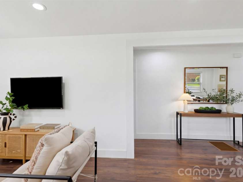 1642 Washington Avenue, Charlotte, NC 28216.  MLS# CAR4402239, YatesRealty ID 35936. 