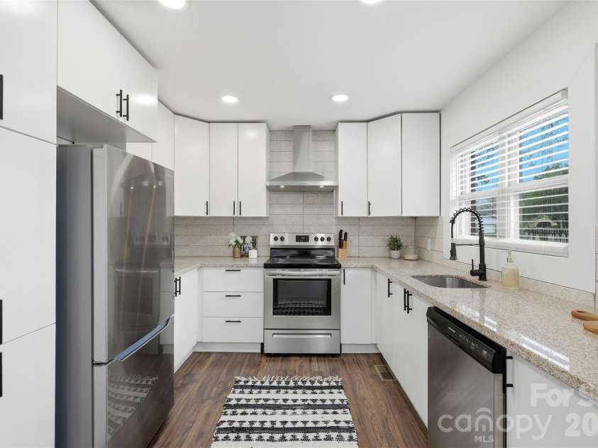 1642 Washington Avenue, Charlotte, NC 28216.  MLS# CAR4402239, YatesRealty ID 35936. 