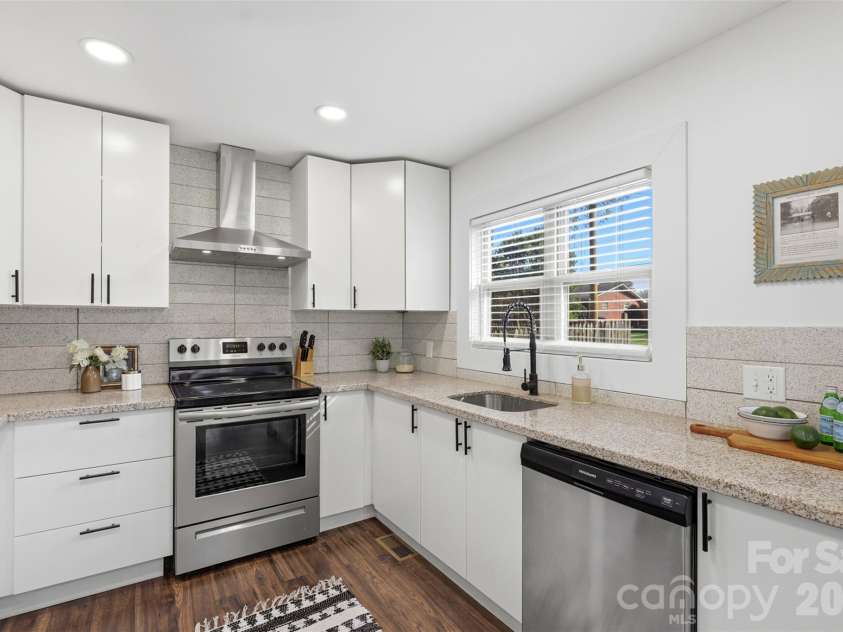 1642 Washington Avenue, Charlotte, NC 28216.  MLS# CAR4402239, YatesRealty ID 35936. 