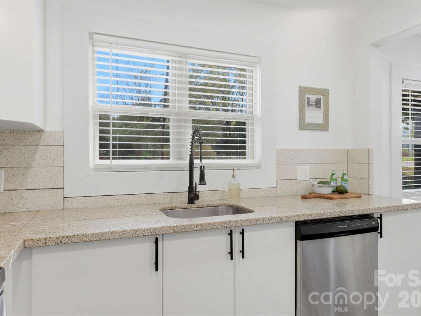 1642 Washington Avenue, Charlotte, NC 28216.  MLS# CAR4402239, YatesRealty ID 35936. 