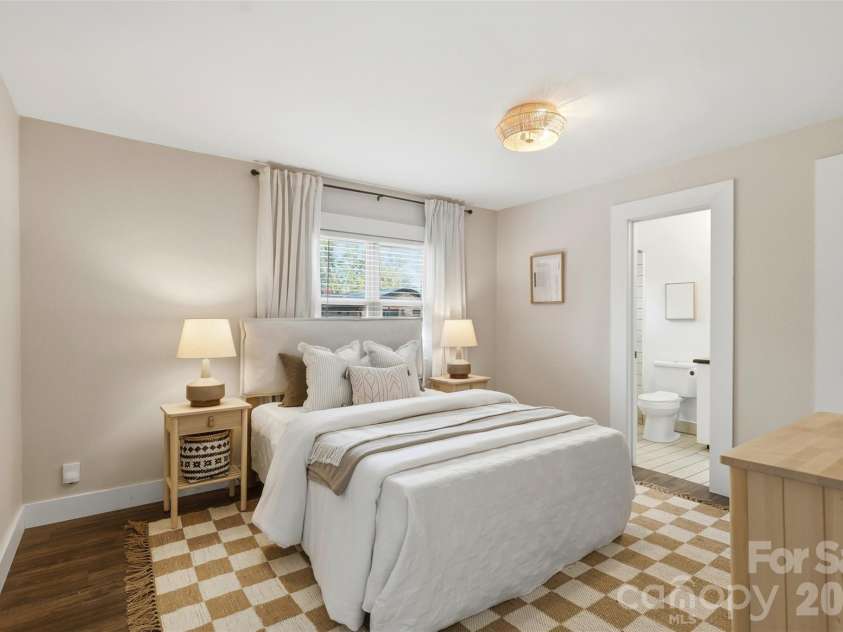 1642 Washington Avenue, Charlotte, NC 28216.  MLS# CAR4402239, YatesRealty ID 35936. 