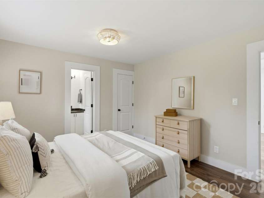 1642 Washington Avenue, Charlotte, NC 28216.  MLS# CAR4402239, YatesRealty ID 35936. 