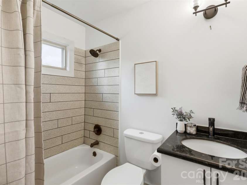 1642 Washington Avenue, Charlotte, NC 28216.  MLS# CAR4402239, YatesRealty ID 35936. 