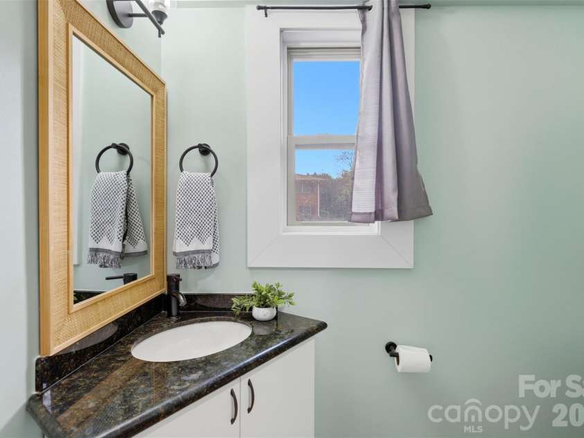 1642 Washington Avenue, Charlotte, NC 28216.  MLS# CAR4402239, YatesRealty ID 35936. 