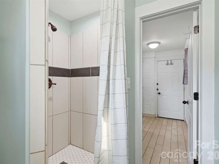 1642 Washington Avenue, Charlotte, NC 28216.  MLS# CAR4402239, YatesRealty ID 35936. 
