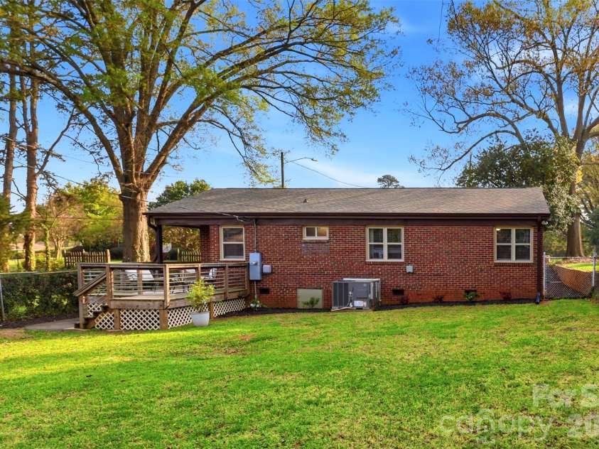 1642 Washington Avenue, Charlotte, NC 28216.  MLS# CAR4402239, YatesRealty ID 35936. 