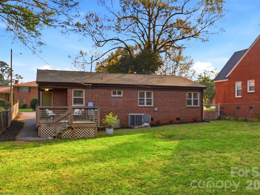 1642 Washington Avenue, Charlotte, NC 28216.  MLS# CAR4402239, YatesRealty ID 35936. 