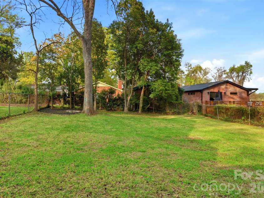 1642 Washington Avenue, Charlotte, NC 28216.  MLS# CAR4402239, YatesRealty ID 35936. 