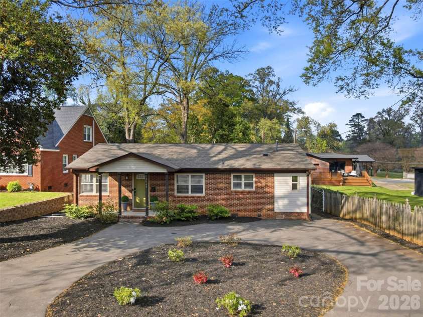 1642 Washington Avenue, Charlotte, NC 28216.  MLS# CAR4402239, YatesRealty ID 35936. 