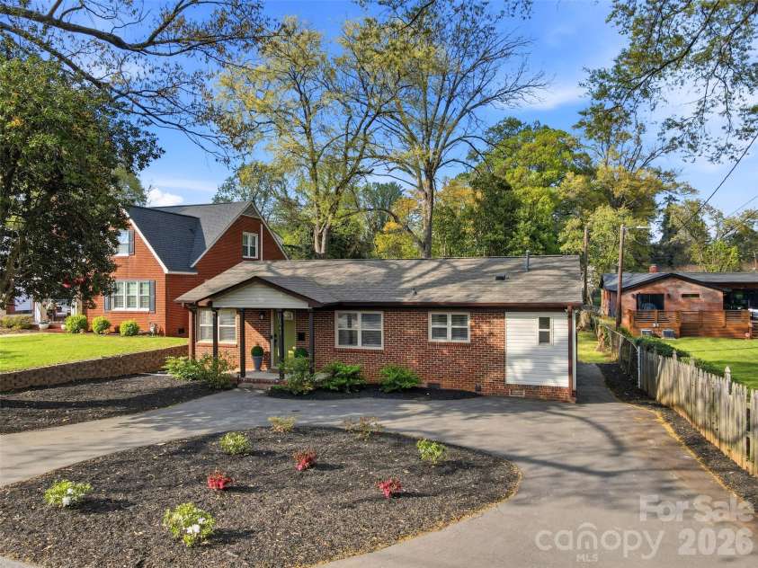 1642 Washington Avenue, Charlotte, NC 28216.  MLS# CAR4402239, YatesRealty ID 35936. 