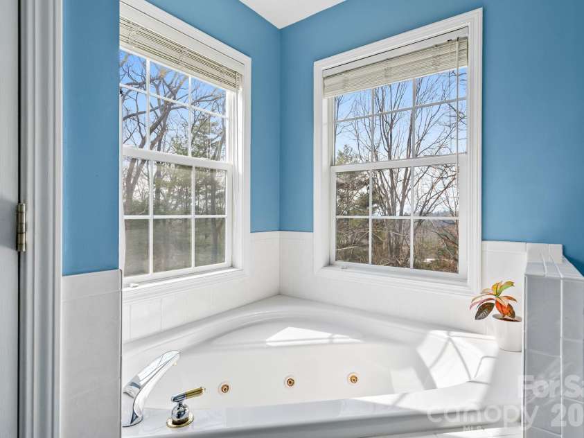 505 Kings Ridge, Asheville, NC 28804.  MLS# CAR4403305, YatesRealty ID 3594. 