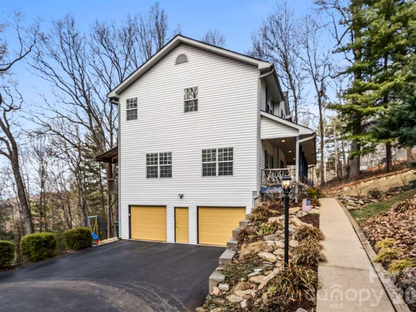 505 Kings Ridge, Asheville, NC 28804.  MLS# CAR4403305, YatesRealty ID 3594. 