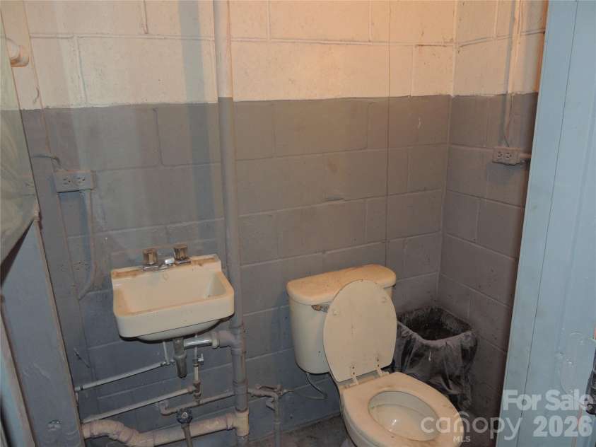 632 Rock Corner Road, Forest City, NC 28043.  MLS# CAR4402184, YatesRealty ID 35941. Garage